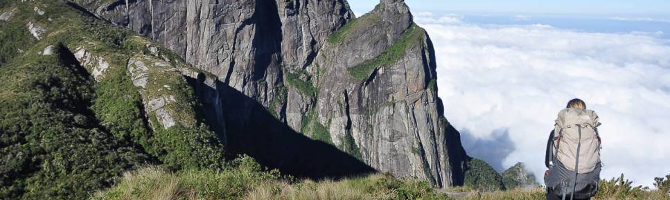 No alto do Morro do Dinossauro e de frente ao Vale das Antas, admirando o Garrafão e a Pedra do Sino, no Parque Nacional da Serra dos Órgãos, no Rio de Janeiro